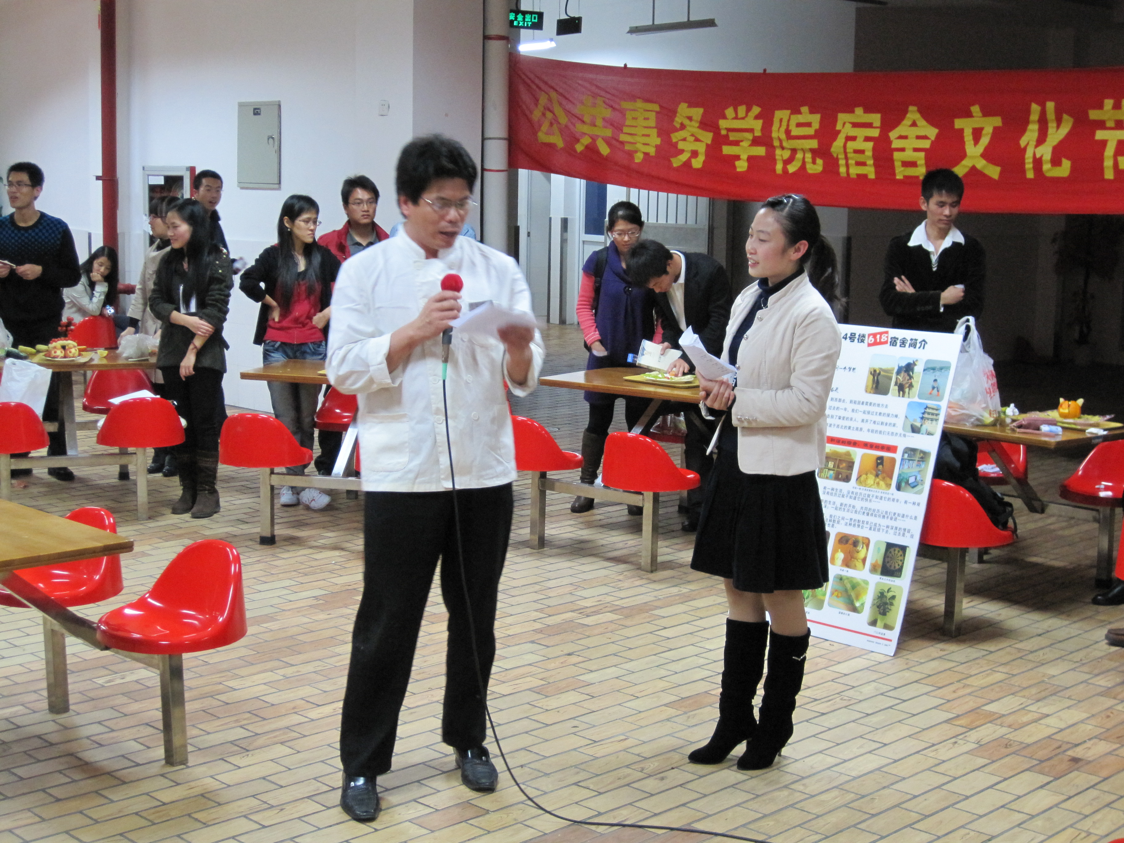 餐厅与学生开展联谊活动