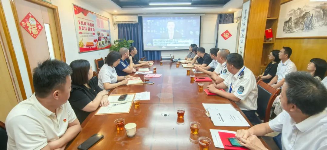 公寓党支部召开党员大会