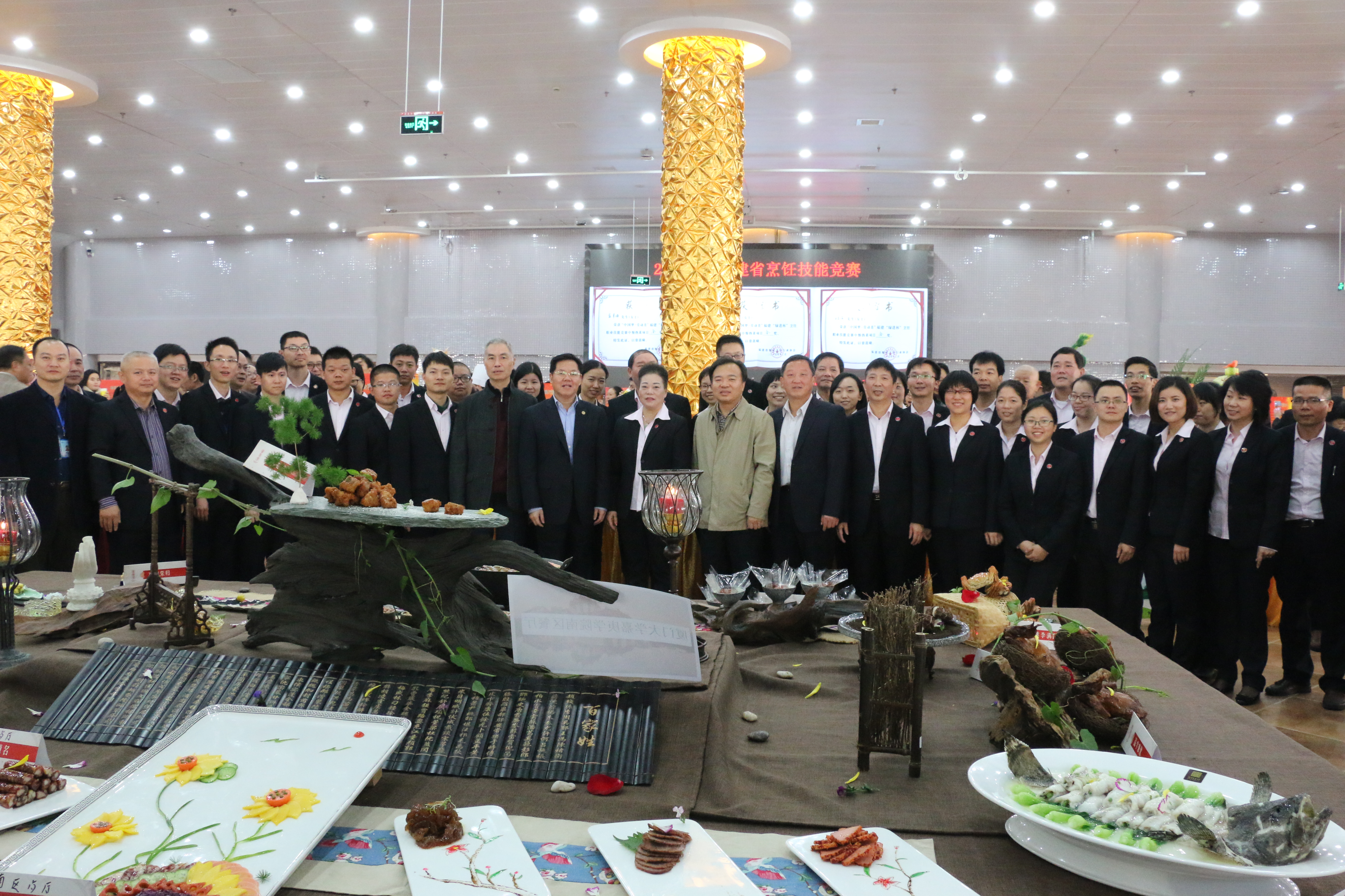 美食展精彩喜迎开业，校领导关怀温暖人心——饮食服务中心成功举办烹饪技术与菜肴展示会
