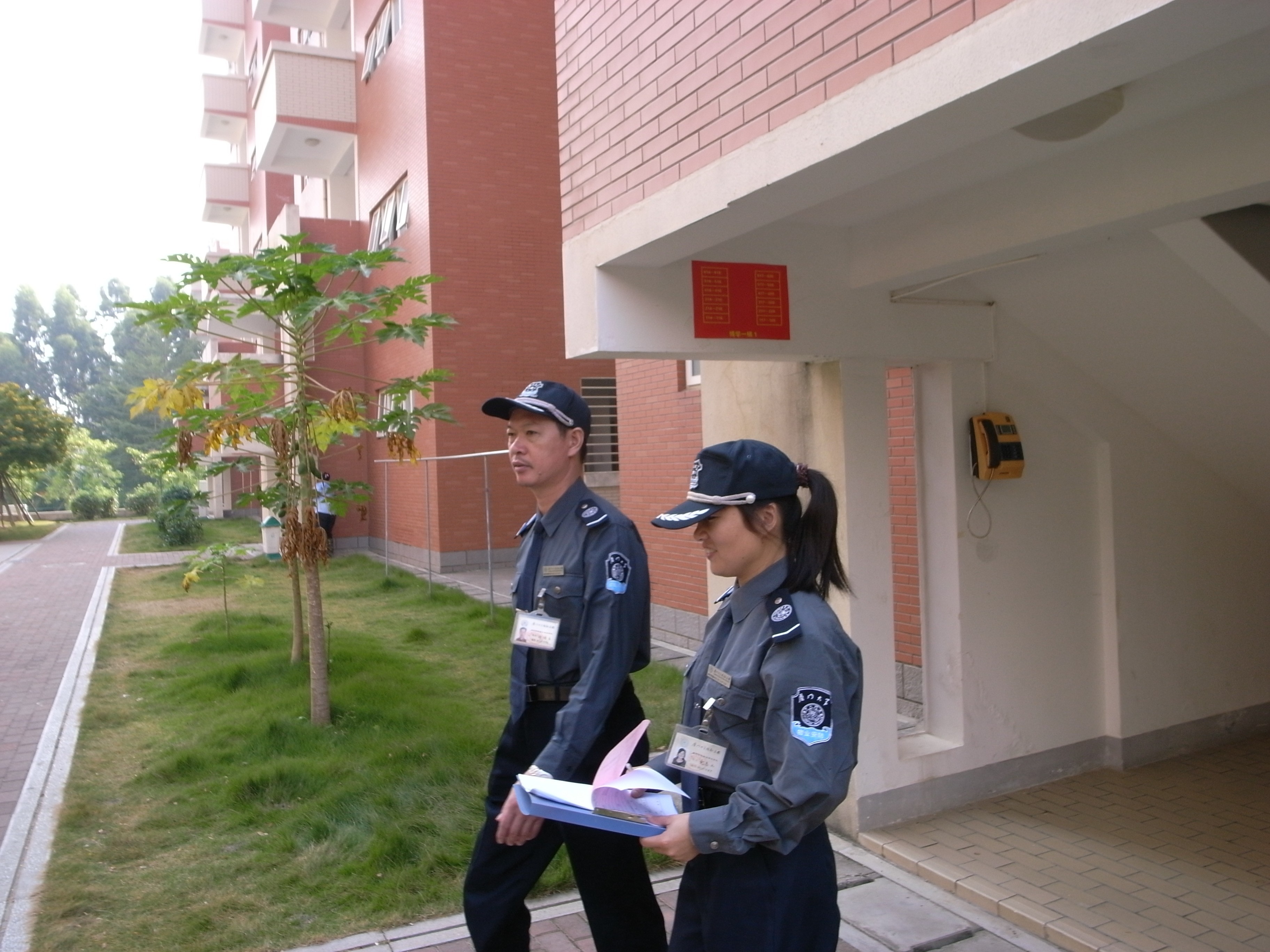 当好学生安全的“巡逻者”和“守护人”--加强宿舍防盗巡视，确保学生“家门”无忧