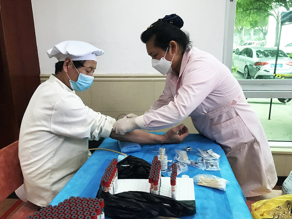 要保障师生健康，服务员工先健康——饮食服务中心有序做好餐厅员工一年一度的健康证换证工作