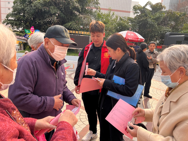 三月雷锋行 温暖似春风 ——开饮食服务中心党支部展“学雷锋助老活动”主题党日活动