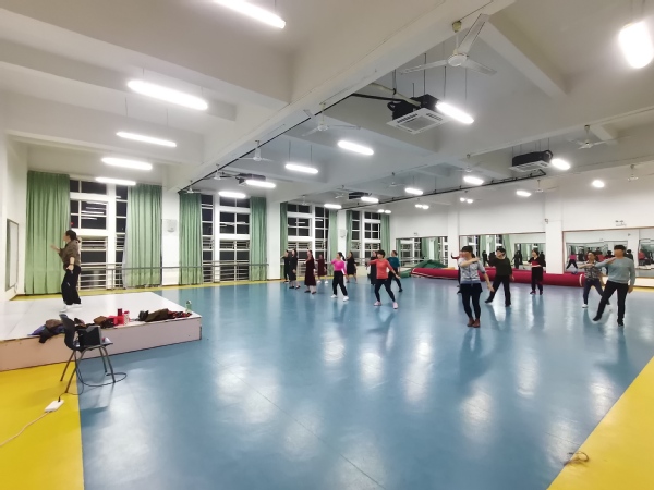 后勤欢乐健身操  跳出健康精气神 ——漳州校区服务办依托集团妇委会开展健身操活动