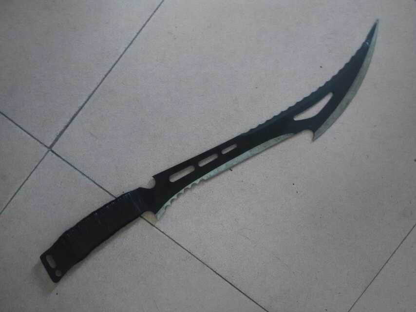 认真工作  细致观察  校门查获管制刀具