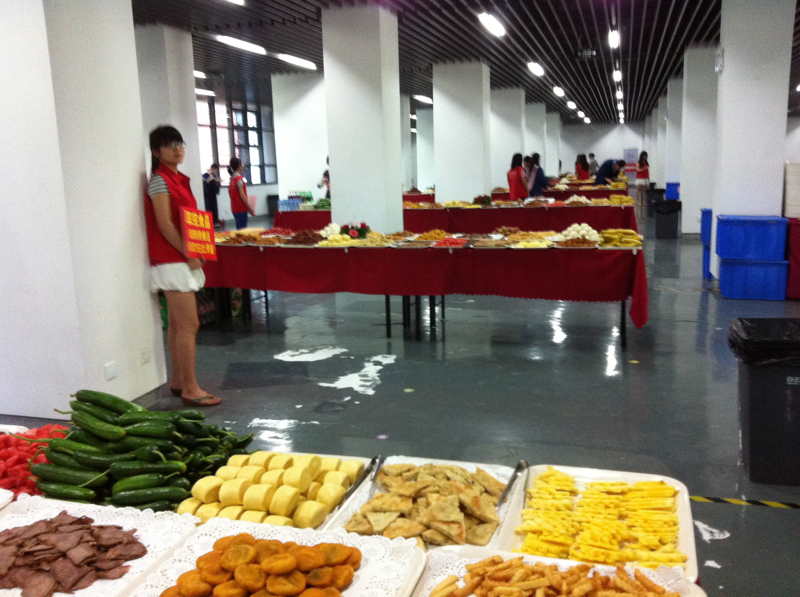 999白菜大厅圆满完成2013届毕业生冷餐会供餐任务