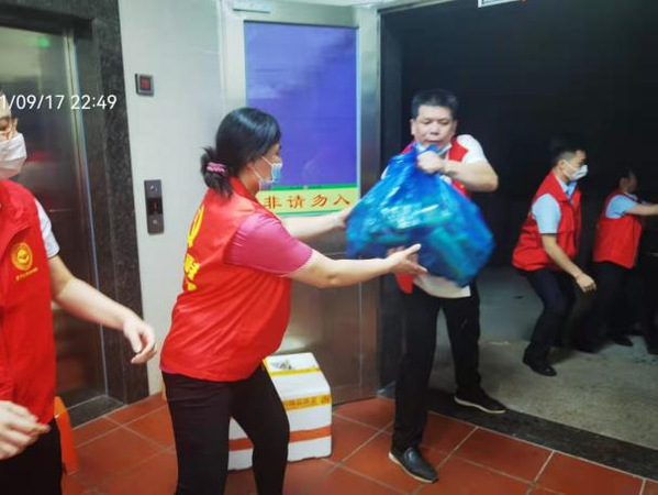 勇于担当，甘于奉献——饮食服务中心党支部党员管理骨干下沉一线保障师生供餐安全