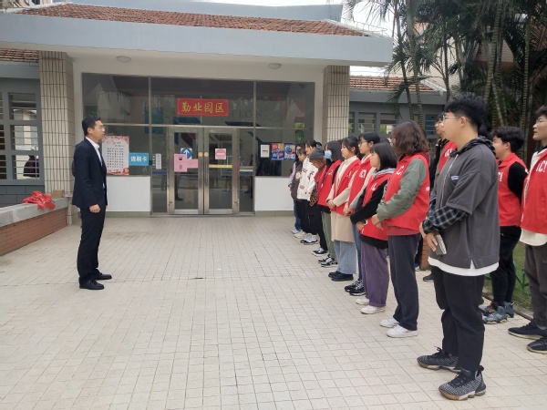 岗位体验增进沟通  践行宗旨提升服务——漳州校区物业部携手厦大创意与创新学院开展“勤业赋能，共迎百年之走进后勤”系列活动