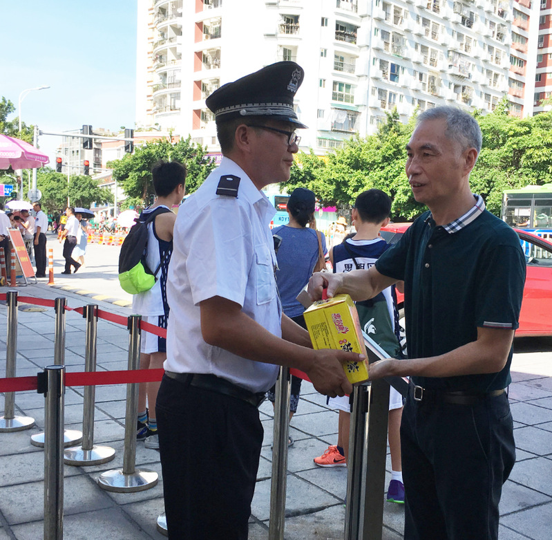高温送清凉  慰问鼓干劲——校领导、校工会慰问后勤高温岗位员工
