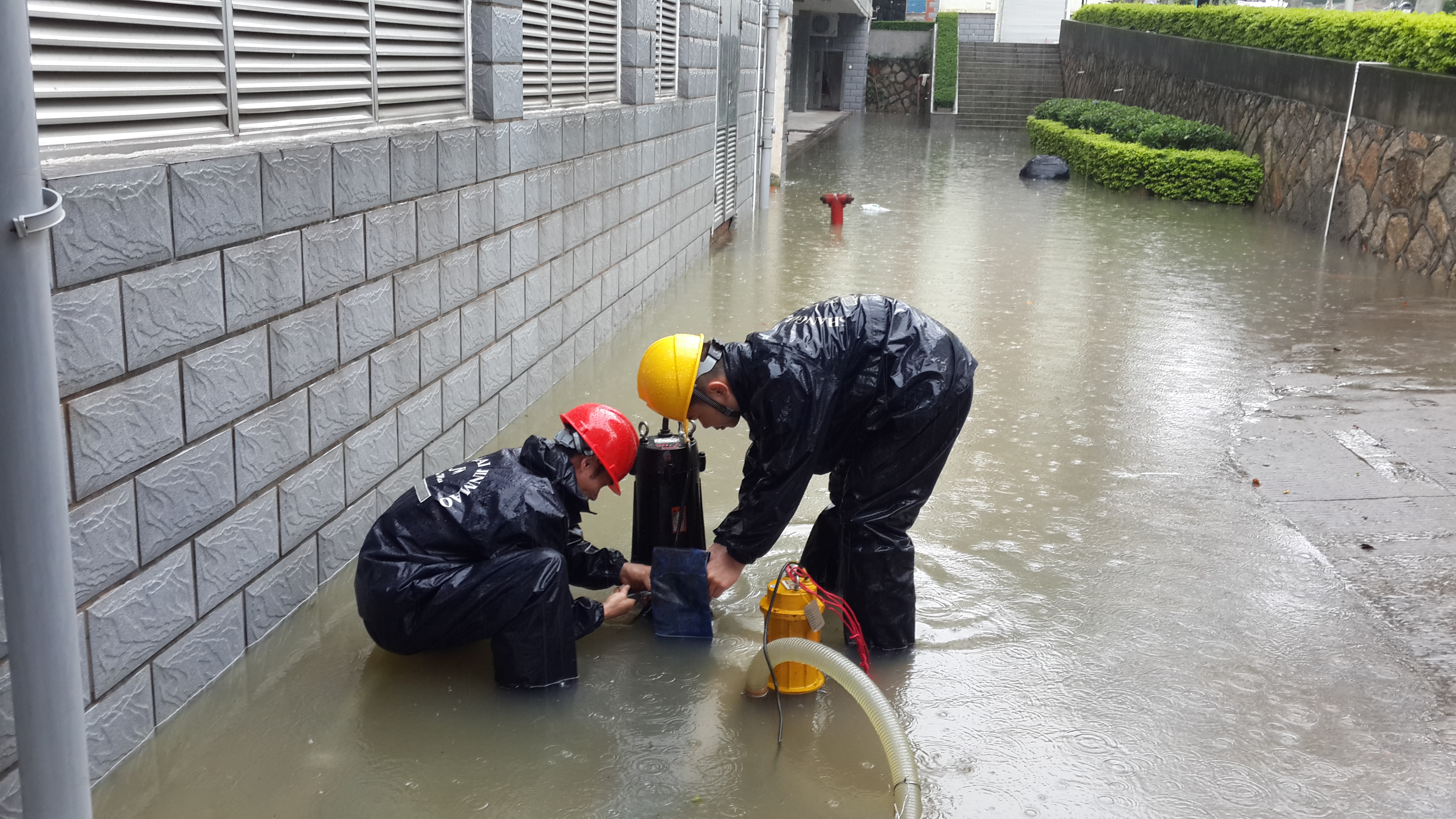 抗洪抢险响应迅速，治水排污措施得当——海韵8号楼职工公寓防洪排水纪实