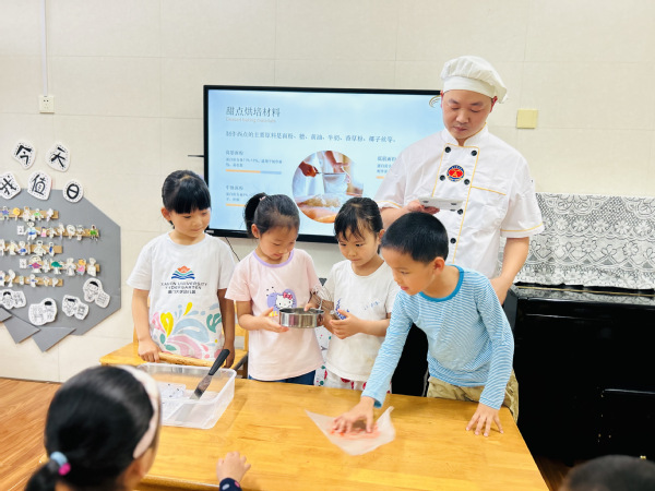 劳动润心，实践育人 ——饮食服务中心烘焙课走进999白菜大厅幼儿园