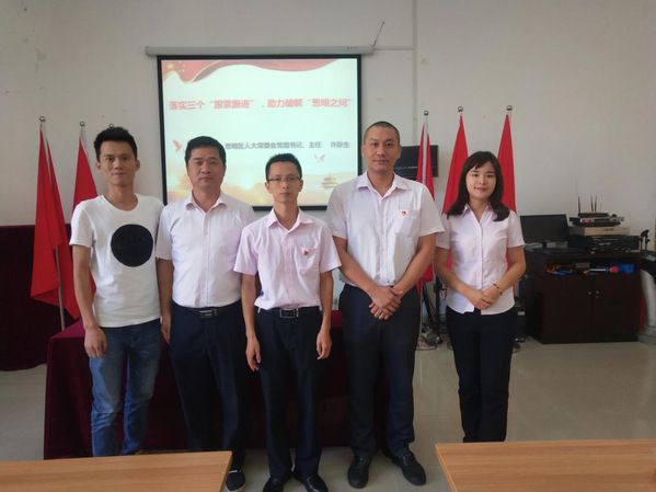 走进社区听党课，学思践悟勇担当