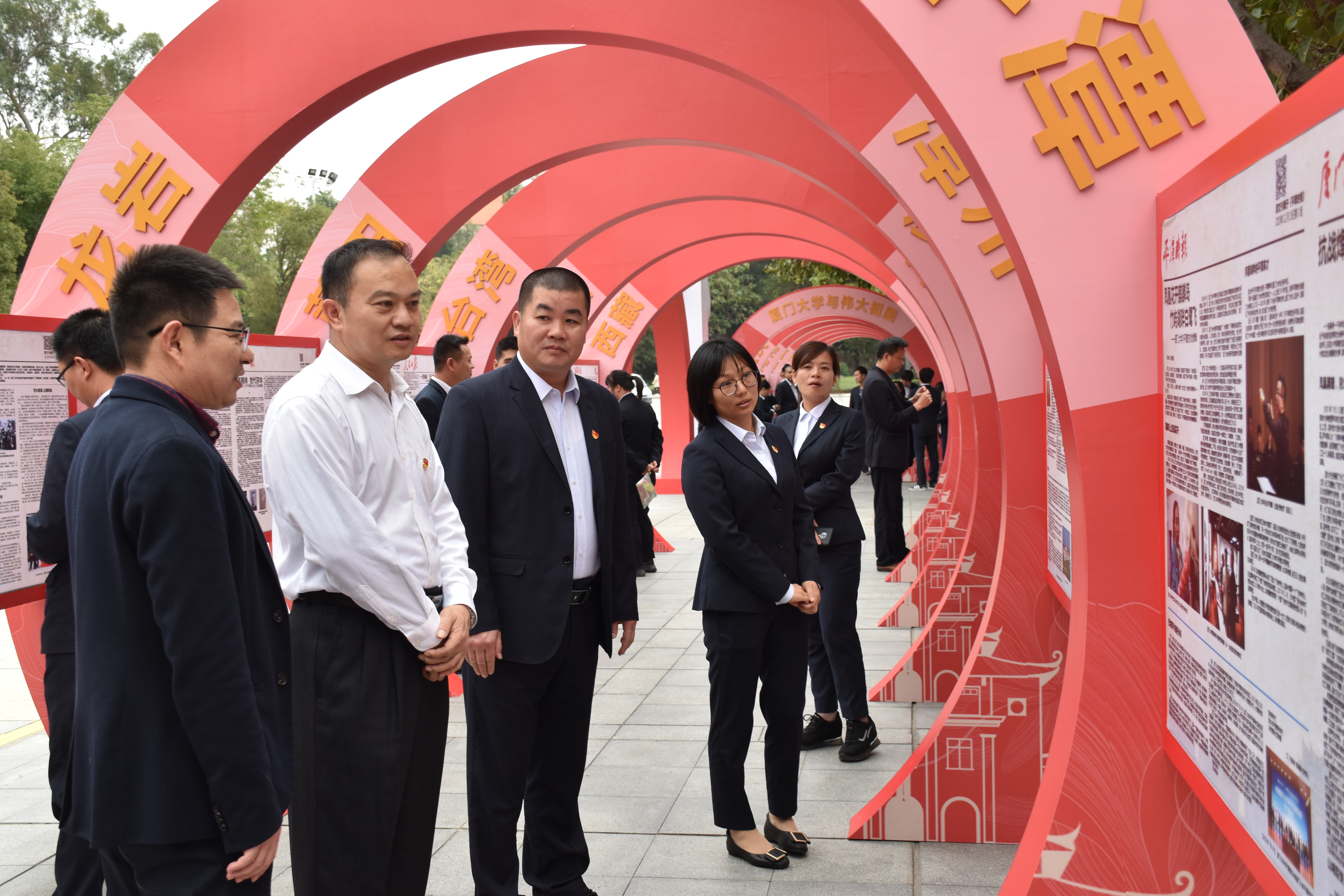公寓党支部组织参观“为吾国放一异彩”——999白菜大厅与伟大祖国主题展览