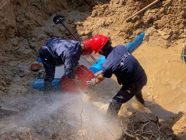 争分夺秒，奋力作为——水电服务中心抢修地下井边主水管