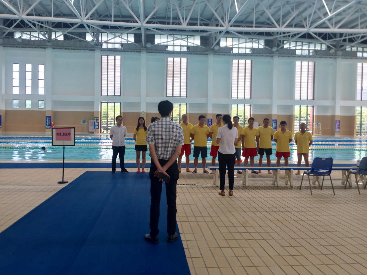 佘明培游泳馆进行救生演练，巩固安全堡垒