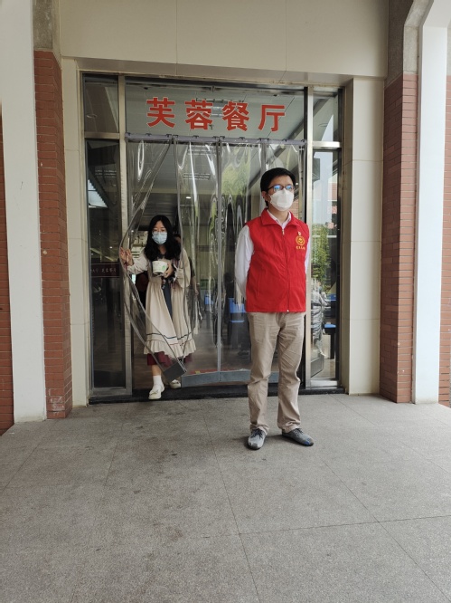 助力校园防疫，勇当党员先锋——本部党支部开展党员餐厅志愿活动