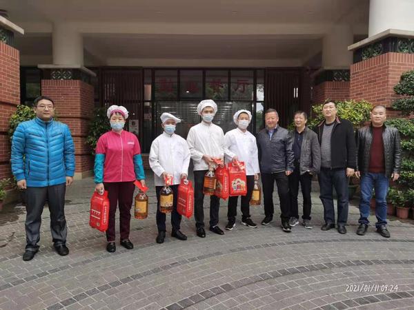 嘘寒问暖送关怀   情系职工送温暖