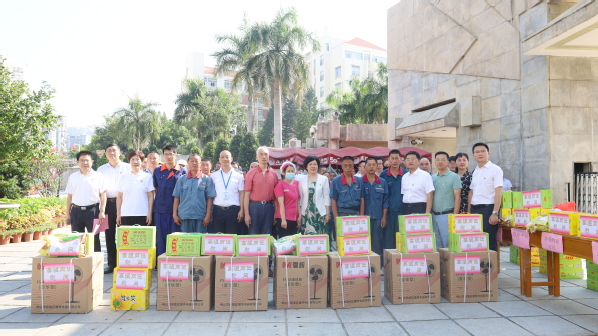 高温慰问送清凉  后勤员工鼓干劲——校领导慰问坚守高温后勤一线员工
