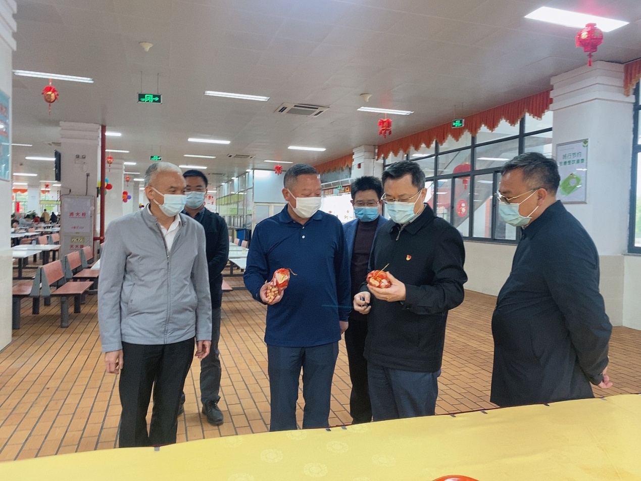 校领导深入一线后勤保障岗位并慰问员工