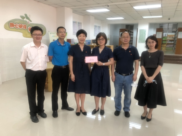 集团“六一”节前夕走访慰问共建小学和幼儿园