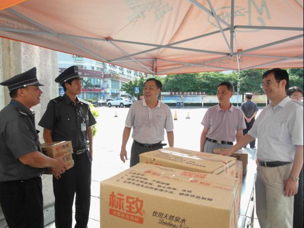 炎炎夏日送“温暖”    清凉解暑爽人心